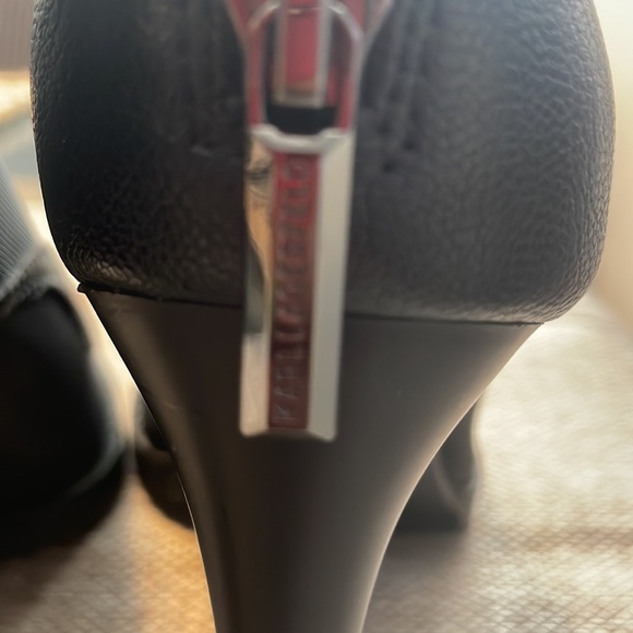 NWT Karl Lagerfeld Black with embellished black gems, Size 5.5M - Picture 7 of 8